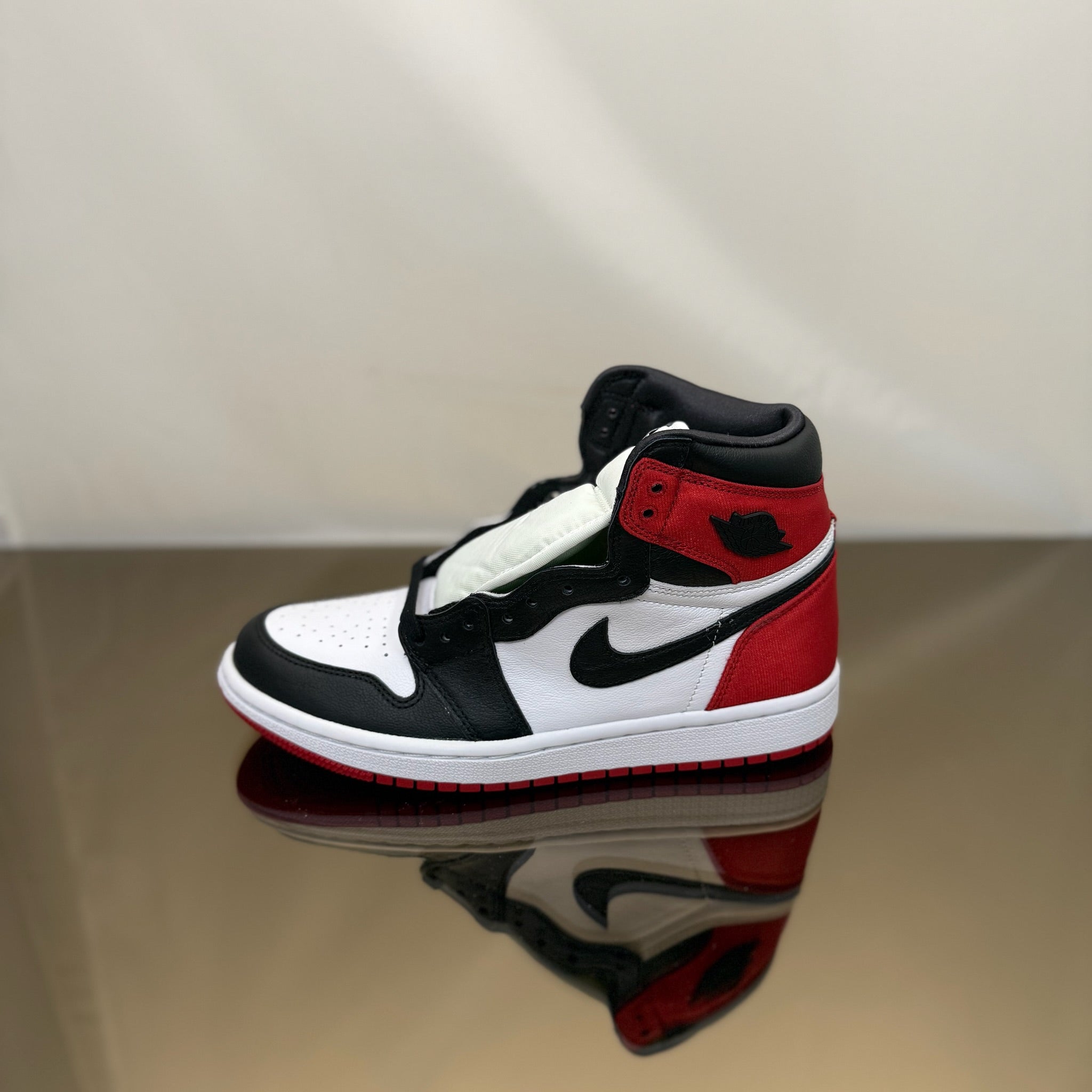 Jordan 1 Retro High Satin Black Toe