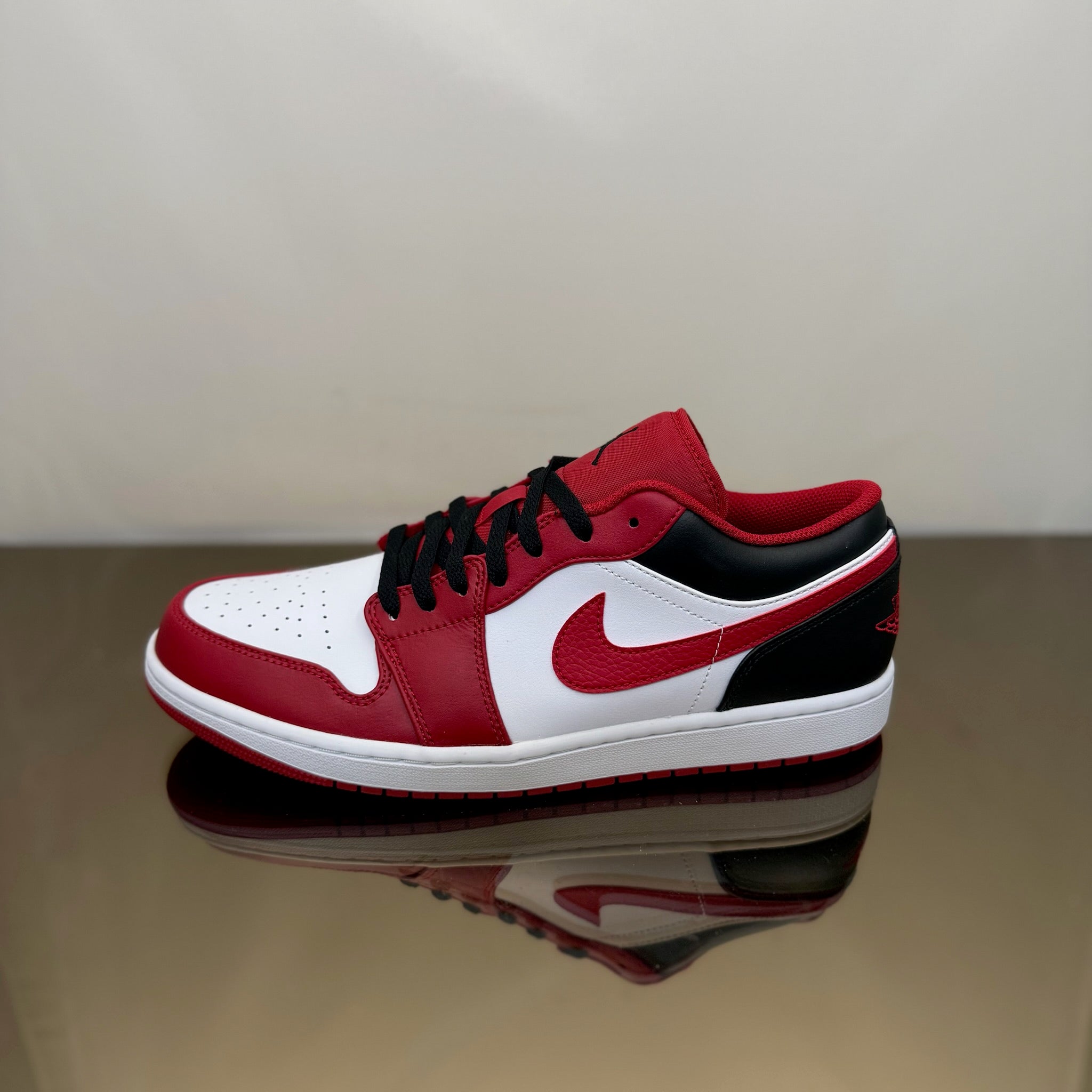 Jordan 1 Low Bulls