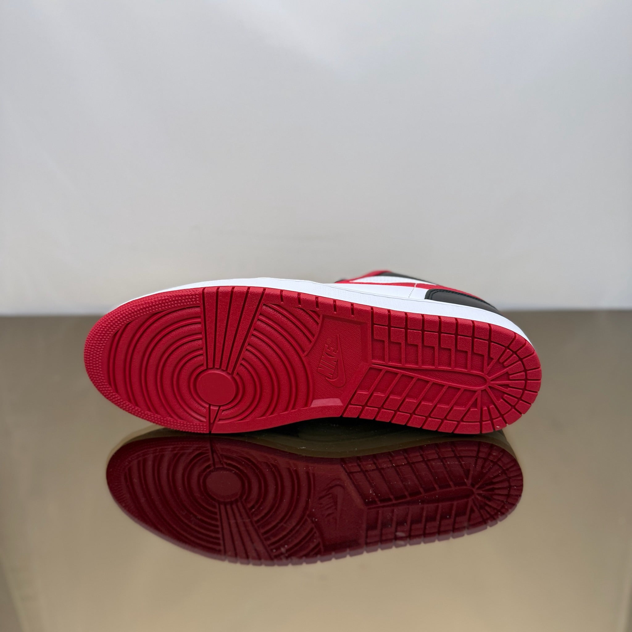 Jordan 1 Low Bulls