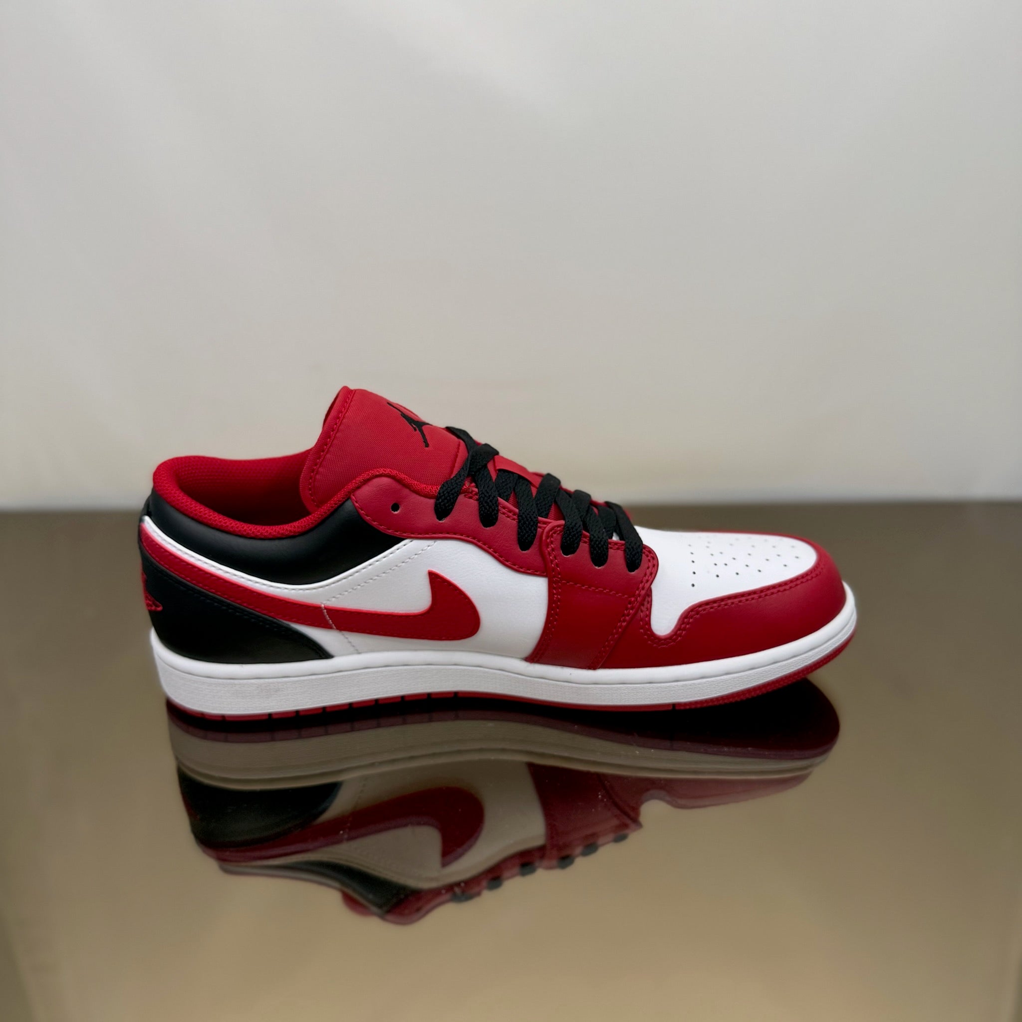 Jordan 1 Low Bulls